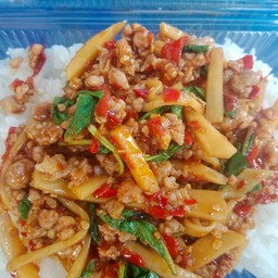 กระเพราหมูสับใส่หน่อไม้