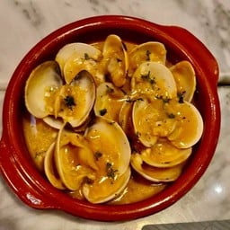 หอยตลับในไวท์ ไวน์ ซอส