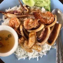 ทะเลกระเทียมราดข้าว