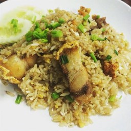ข้าวผัดหมูกรอบ