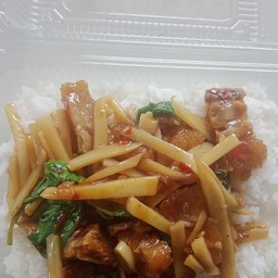 กระเพราหมูกรอบใส่หน่อไม้