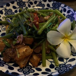 ผัดผักบุ้งหมูกรอบ