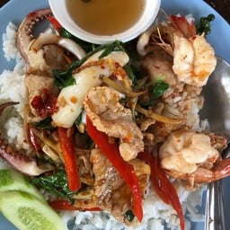 ผัดฉ่ารวมมิตรราดข้าว