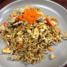 มาม่าผัดกระเพรา ไข่กุ้ง