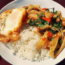 ข้าวกะเพราป่าพริกแห้งหมูสามชั้นสไลด์ใส่หน่อไม้ดองฟรีไข่ดาว