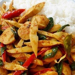 ผัดพริกแกงหน่อไม้ลูกชิ้นหมู ราดข้าว