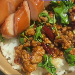 ข้าวกระเพราหมูสับหน้าใส้กรอกทอด