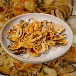 Spaghetti spicy Seafood in White wine sauce