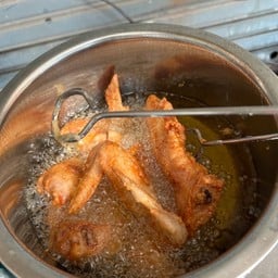 ปีกไก่ทอดน้ำปลา 3 ชิ้น