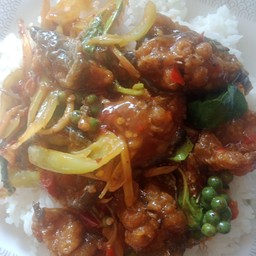 ผัดเผ็ดปลาดุกทอดกรอบ