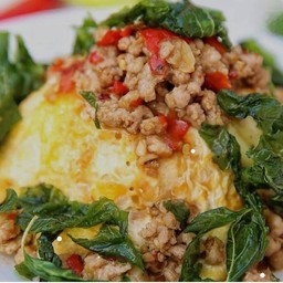 ข้าวไข่ข้นกระเพราหมูสับ