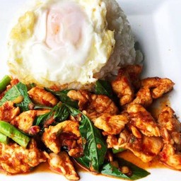 ผัดพริกแกง..อกไก่..ไข่ดาว..ราดข้าว