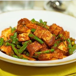 ข้าวราดพริกแกงหมูกรอบใส่ถั่ว