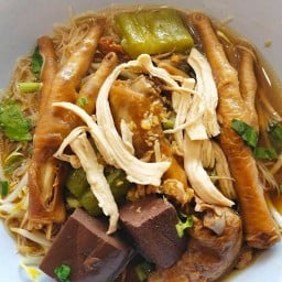 แดกจุก ก๋วยเตี๋ยวไก่ตุ๋นมะระ ร้านย้ายมาอยู่ตรงร้านราดหน้ายอดผักสายไหมนะคะ