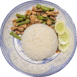 ข้าวผัดพริกแกงหมู