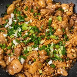 ข้าวราดไก่กระเทียม(ตามสั่ง)
