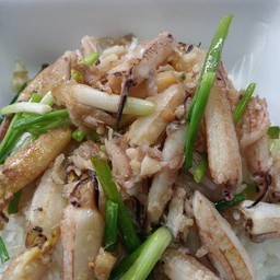 ปูผัดต้นหอมราดข้าว