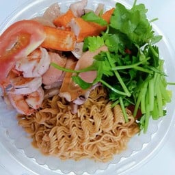 ยำมาม่ารวมมิตร ใส้กรอก,หมูยอ,กุ้ง,หมึก,ปูอัด
