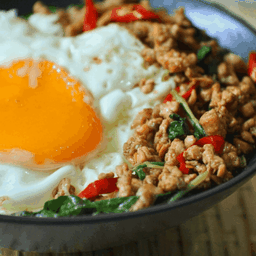 ข้าวกระเพราหมูไข่ดาว