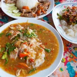 กะเพราหมูราดหน้าเส้นใหญ่