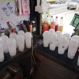 น้ำแข็งเปล่าพร้อมแก้ว