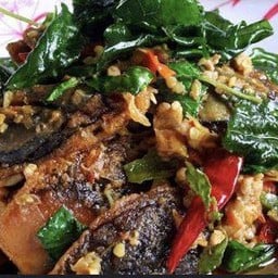 ไข่เยี้ยวม้ากระเพรากรอบ