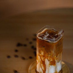 คาราเมลมัคคิอาโต้ เย็น ( Iced Caramel Macchiato )
