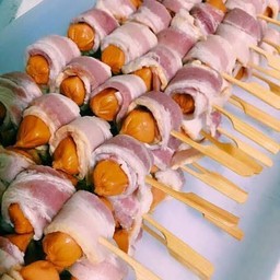 ไส้กรอกรมควันหนังกรอบพันเบคอน