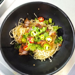 บะหมี่หมูกรอบ