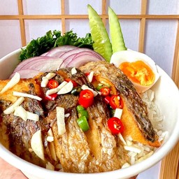 ข้าวปลาแกะ  + ไข่ต้ม + น้ำยำเริศ