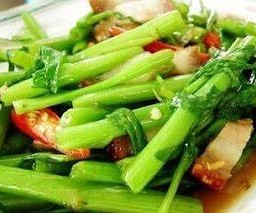 ข้าวราดผักบุ้งหมูกรอบ