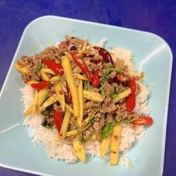 ข้าวกระเพาหน๋อไม้+หมูสับ