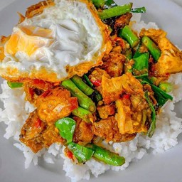 ผัดพริกแกงหมู..ไข่ดาว..ราดข้าว