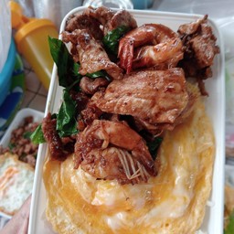 ข้าวกุ้งหมูชิ้นโหระพา+ไข่ข้น