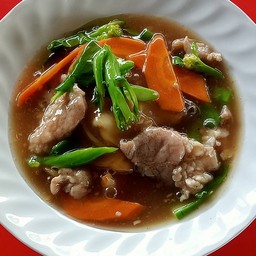 ราดหน้าเส้นใหญ่หมูนุ่ม