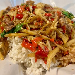 กะเพราเนื้อ หน่อไม้ดอง