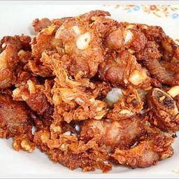 กระดูกอ่อนหมูทอดกระเทียม