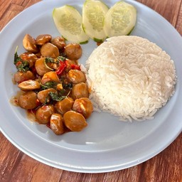 ข้าวราดผัดกระเพราลูกชิ้นเนื้อ พร้อมน้ำซุป