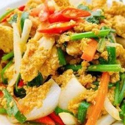 ผัดผงกระหรี่ ราดข้าว