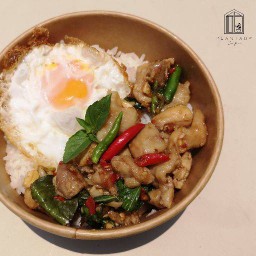 ข้าวไก่ผัดพริกสดโหระพา - ฟรี! ไข่ดาว