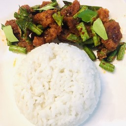 ผัดพริกแกงแคปหมูติดมันกรอบๆ