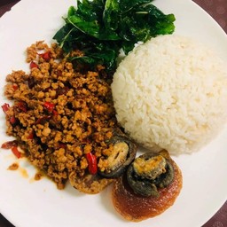 กะเพราไข่เยี่ยวม้า