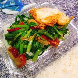 ผัดผักบุ้งหมูกรอบราดข้าว