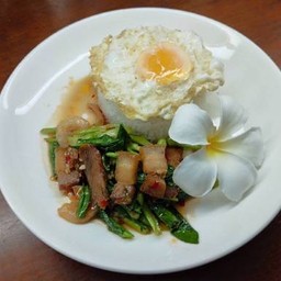 ข้าวคะน้าหมูกรอบ