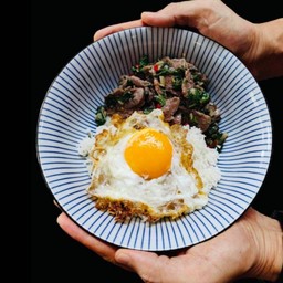เนื้อผัดกระเพราราดข้าว+ไข่ดาว