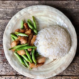 ข้าวราดสามชั้นผัดถั่วฝักยาว