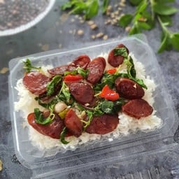 กะเพรากุนเชียงราดข้าว