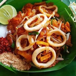 ผัดไทย ปลาหมึก Pad thai with squid