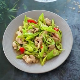 ผัดพริกอ่อน หมู หรือ ไก่