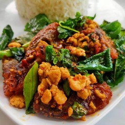 ข้าวกระเพราไข่เยี่ยวม้าไก่สับ